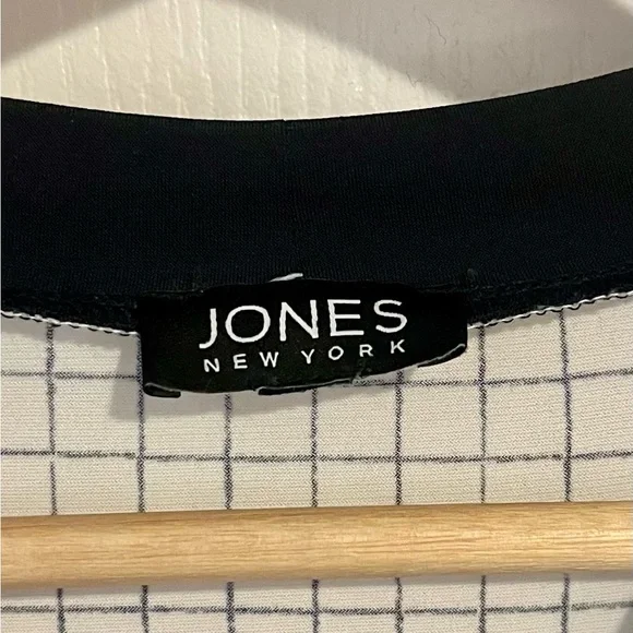 JONES NEW YORK-Medium Black & White Sleeveless Blouse - Picture 7 of 7